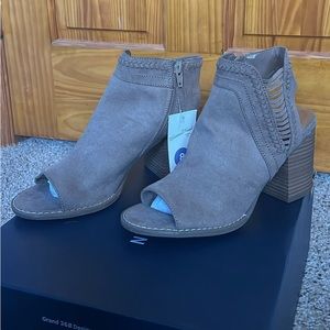 Universal Thread Microsuede Block Heel Pump size 8